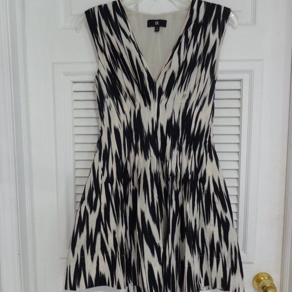 Banana Republic Cici Poplin Black White V Neck Mini Dress with Pockets Size 6 - Picture 2 of 9